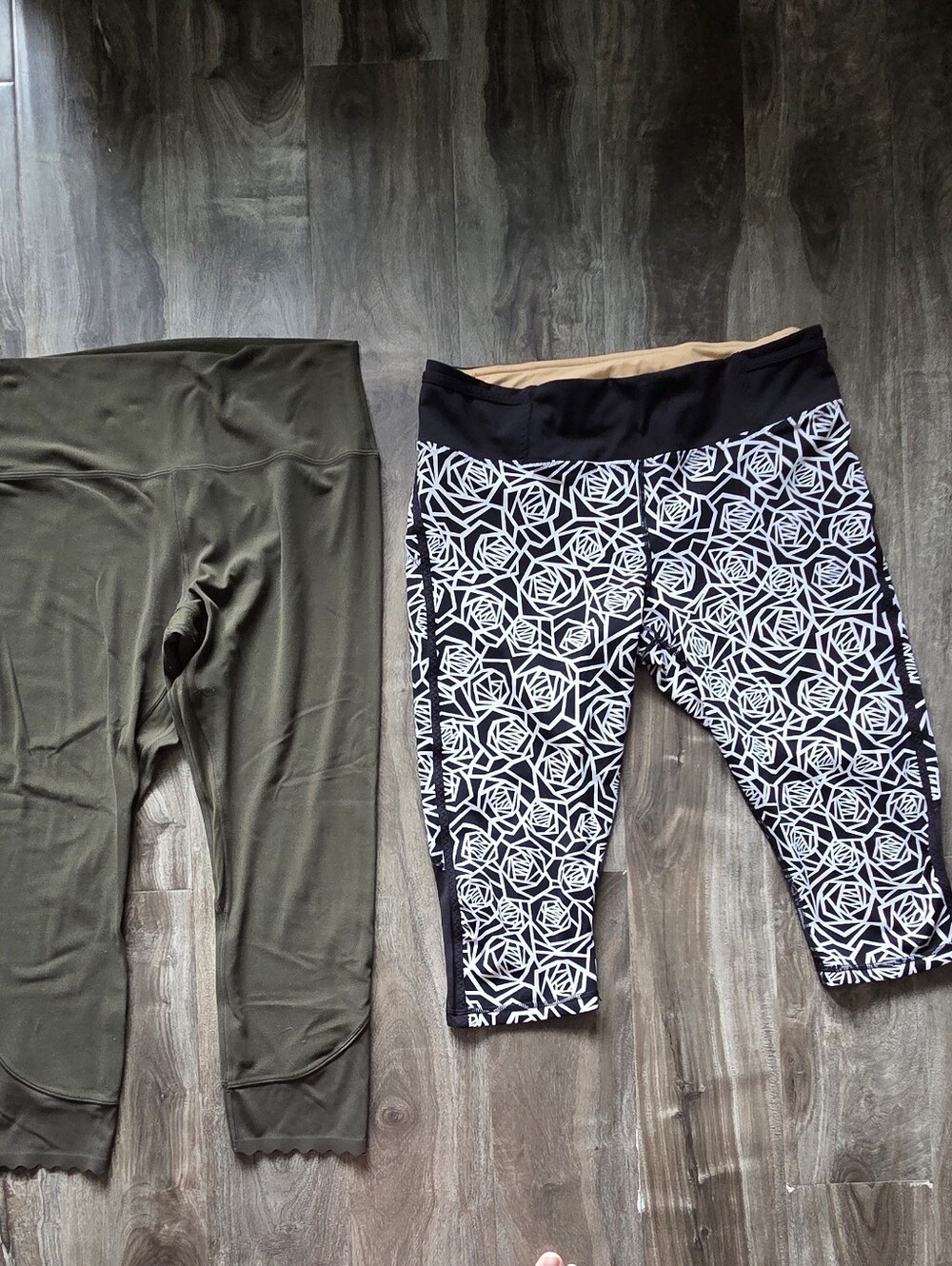lululemon athletica Dark Green, Black & White Floral Capri Leggings – Women's